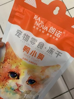 给猫咪吃零食，别忘了补充营养!