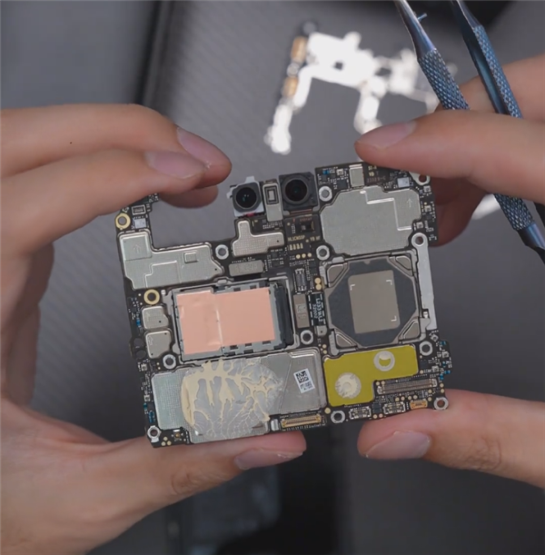 华为mate60pro拆解相比pro版影像和扬声器有区别