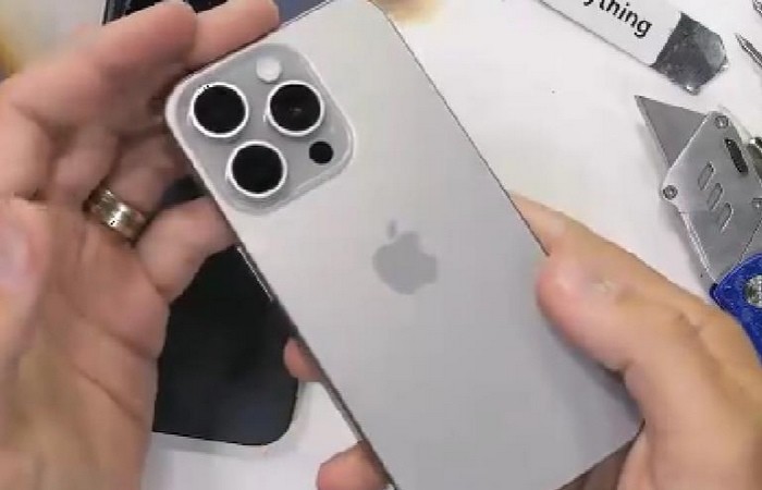 iPhone 15 Pro 抗弯测试，后盖没碎~