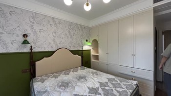 樱桃木之梦：熙和美式复古全实木双人床的现代法式卧室之旅