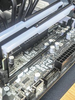 阿斯加特博拉琪DDR5 6800MHz镜面RGB内存