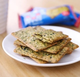 宅家饿了吃点“本垒北海道蔬菜薄脆饼干素食脆饼芝士脆片”