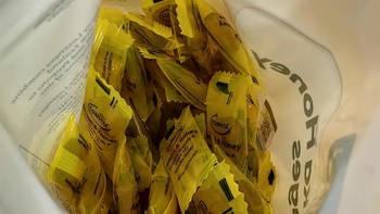 康维他麦卢卡10+蜂蜜蜂胶糖果：柠檬味的滋润糖零食