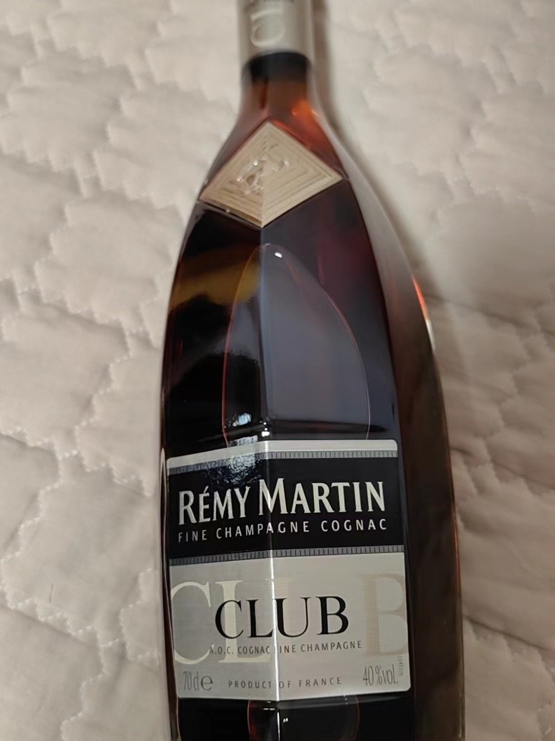 晚上在喝酒的时候又找到了一瓶人头马club干邑白兰地,俗称角马