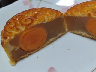 今年月饼打折厉害，在家没少吃