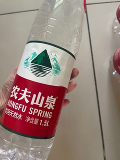 品尝农夫山泉，感受大自然的甜蜜味道