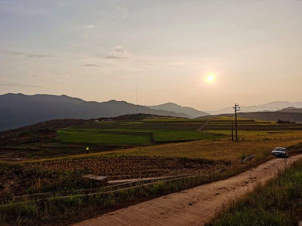 穿上运动鞋到山间小路奔跑