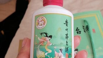 飞天小茅台终于买到了，拿在手里的感觉真不错