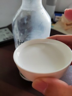 用茶杯喝鲜牛奶，美滋滋