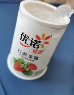 优诺优丝草莓果粒风味酸奶，小小一杯挺方便。