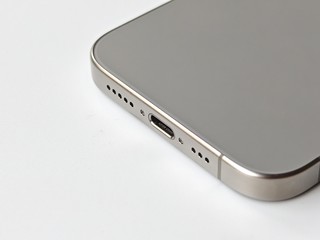 钛金属原色 iPhone 15 Pro，沉稳有余而亮眼不足