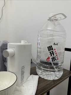 即热式饮水机搭配桶装水，喝水绝佳搭配。