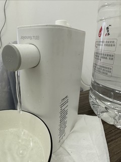 即热式饮水机搭配桶装水，喝水绝佳搭配。