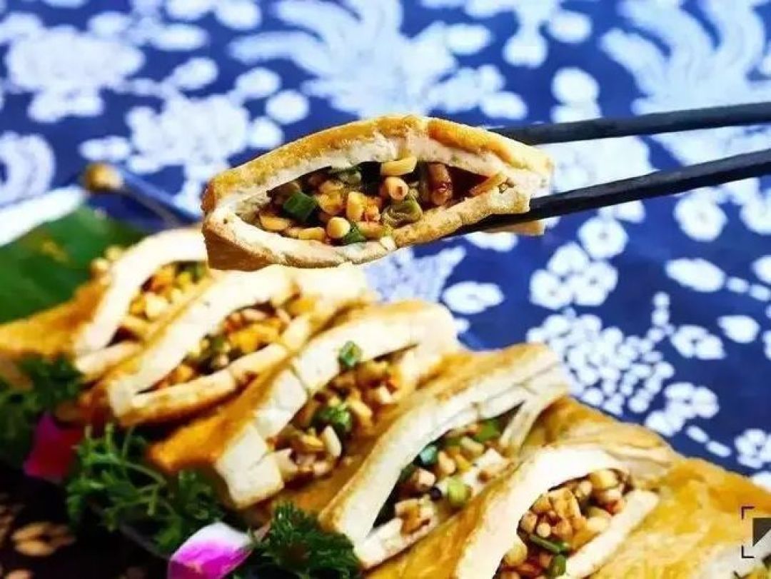 相传其源自抗战时期的大后方贵州遵义,因而取名"抗战豆腐".