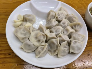 15元的兰州拉面牛肉水饺配大蒜——得劲