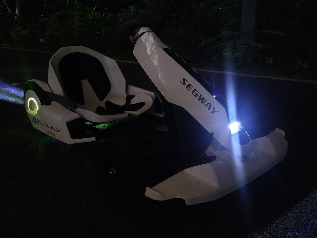 LED车头灯，提升夜间行驶安全性 车轮、车尾、车底均配置灯光