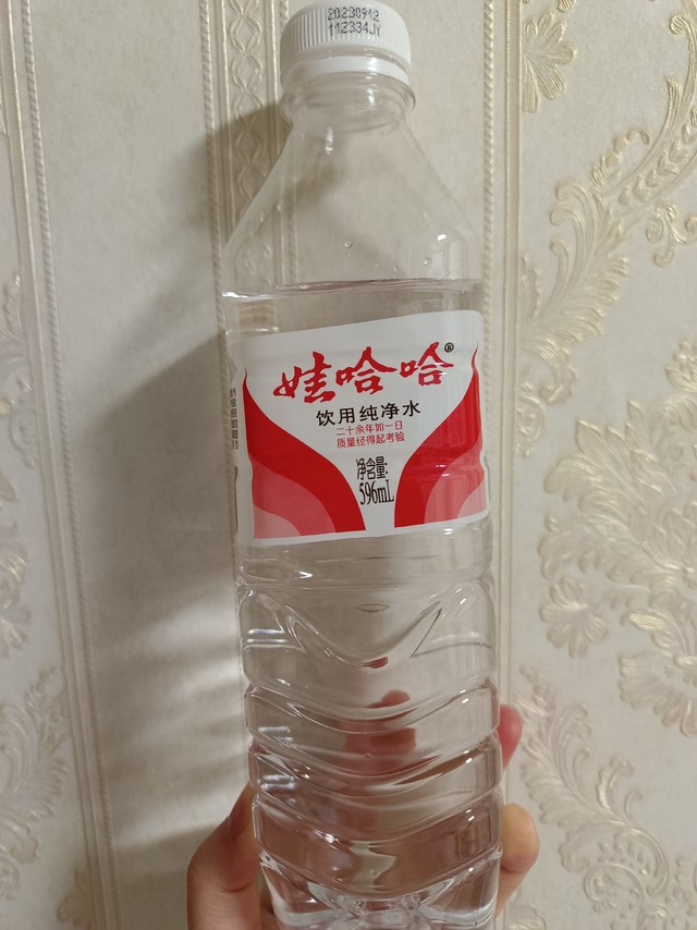 娃哈哈纯净水，水中带着丝丝的甜