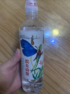 来自长白山莫涯泉的矿泉水