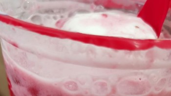 蜜雪冰城草莓大圣代味道很甜，这款甜品受到了很多消费者的喜爱。