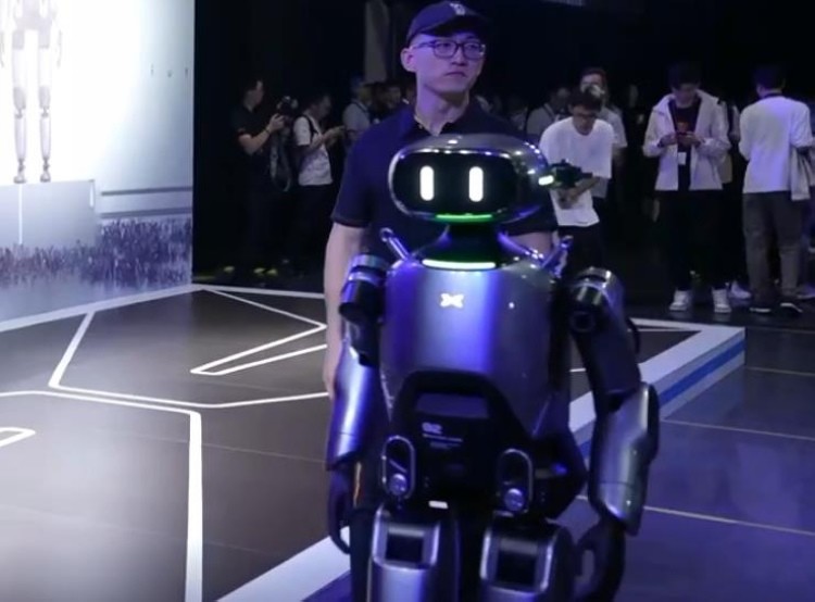 小鹏发布 PX5 首款自研人形态智能机器人，2 小时以上室内外行走和越障