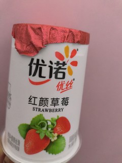 优诺酸奶风味发酵乳：精选草莓果粒，口感浓郁醇厚