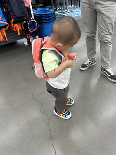 小朋友非要背这个包包，那就买一个吧
