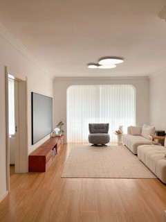 简约风的客厅设计：白色为主的色调更加让人心旷神怡