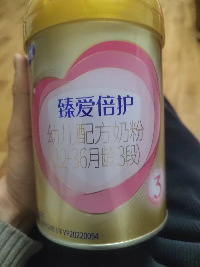 「给宝宝喝飞鹤奶粉，让妈妈放心，宝宝开心!」