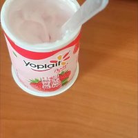 ￼￼优诺（yoplait）优丝草莓果粒酸奶组合装135gx8 家庭装风味发酵乳 低温￼￼