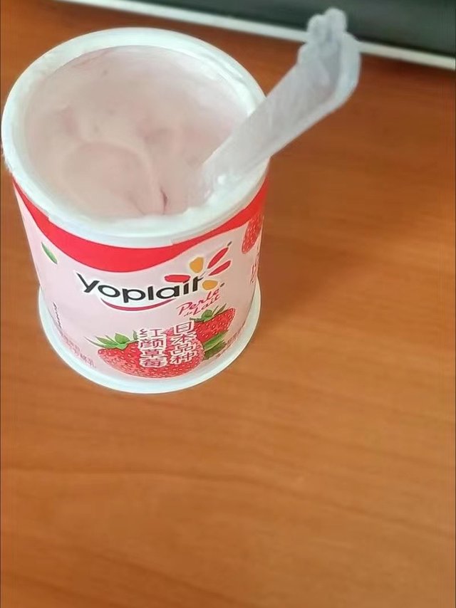 优诺（yoplait）优丝草莓果粒酸奶组合装135gx8 家庭装风味发酵乳 低温