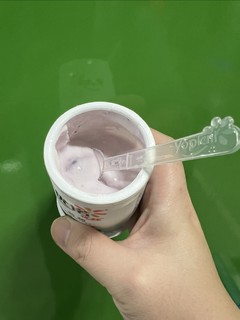 5块一杯买了的优诺优丝蓝莓果粒酸奶