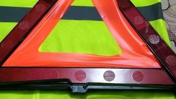 汽车停车警示三角架是一款非常实用的汽车安全用品，在道路紧急情况下发挥着重要作用。