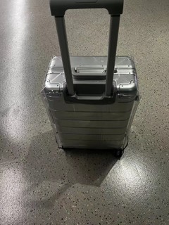 这个行李箱很结实