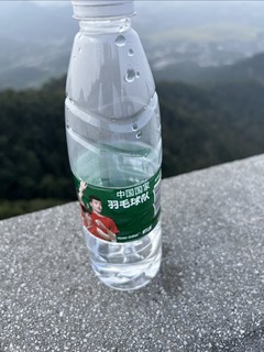 队友爬山喝的怡宝饮用纯净水