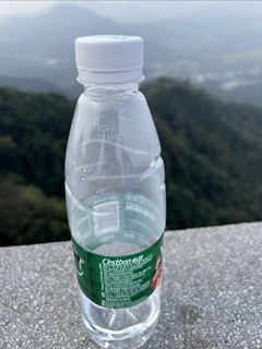 队友爬山喝的怡宝饮用纯净水