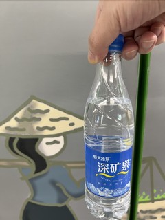 10块钱买的12瓶的恒大冰泉矿泉水