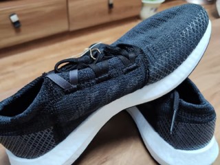 不到200元的阿迪达斯 PureBOOST GO 休闲跑步运动鞋，让舒适与时尚陪你一起奔跑！