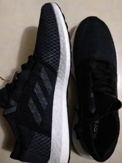 不到200元的阿迪达斯 PureBOOST GO 休闲跑步运动鞋，让舒适与时尚陪你一起奔跑！