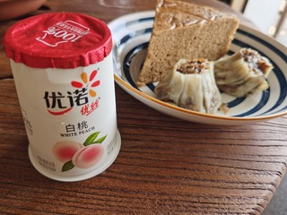 食品专栏 篇二百八十七：昨天的早餐一杯优诺白桃味酸奶