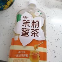 这个茉莉蜜茶还挺好喝的