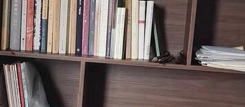 书柜，展示主人的阅读品味和个性