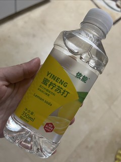 清甜可口的依能柠蜜果味苏打水