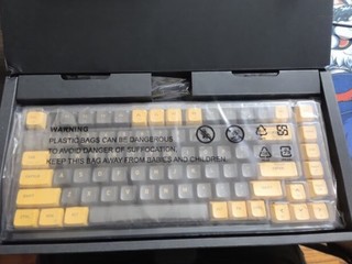 一百多的铝合金框小键盘，黑峡谷i2，83键静音小键盘，性价比还不错。