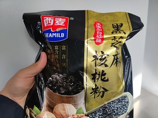 五块钱一袋儿的西麦黑芝麻核桃粉，太不错了。