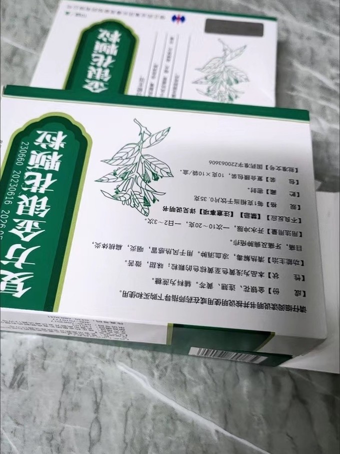 手拿金银花药盒图片图片