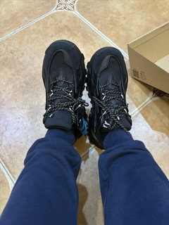 黑色通勤安踏鞋：男生时尚又舒适的省心选择