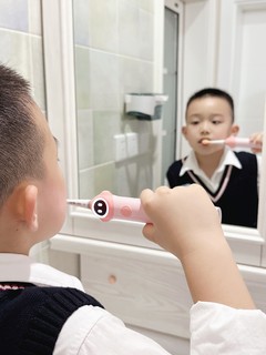 让孩子轻松学会正确刷牙，受益终身，你需要的是笑容加Q10儿童防蛀电动牙刷