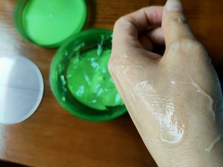 补水保湿不油腻，芦荟胶可以是全家的护手霜