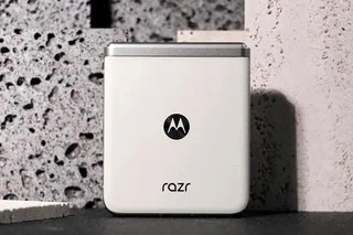 折叠屏手机的性价比明珠：Moto Razr 40