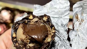 ￼￼费列罗（FERRERO）榛果威化黑巧巧克力制品 喜糖零食节日礼物 24粒礼盒装300g ￼￼